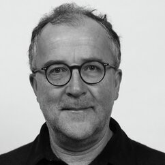 Porträt v on Helmut Däuble, er trägt Brille