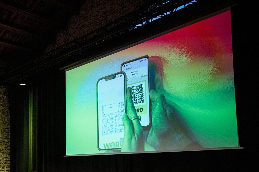 Auf einem Bildschirm werden Smartphone präsentiert