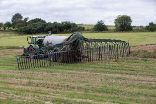 Ein Traktor mit einem Gülletank auf einem Feld