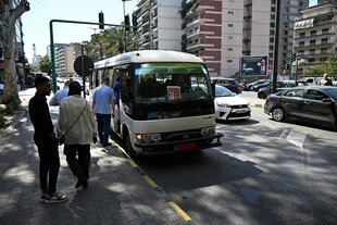 Ein kleiner Linieinbus an einer Haltestelle