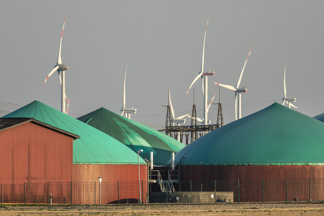 Biogasanlage und Windräder