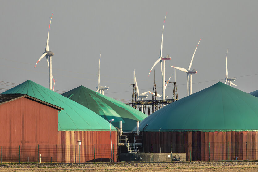 Biogasanlage und Windräder