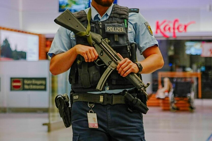 Ein Bundespolizist mit einer automatischen Waffe im Anschlag