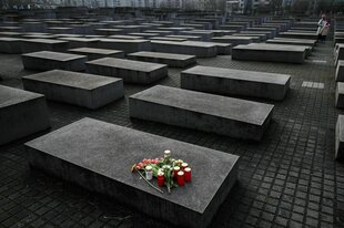Blumen auf dem Holocaust Mahnmal in Berlin
