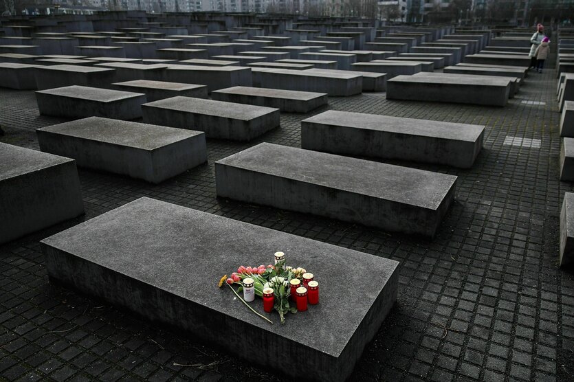 Blumen auf dem Holocaust Mahnmal in Berlin