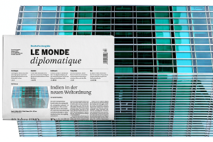 Packshot der aktuellen Le Monde diplomatique mit einer Glasskulpur im Hintergrund.