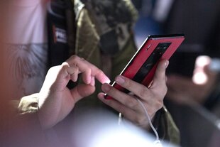Jemand tippt auf seinem Handy