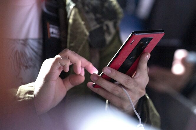 Jemand tippt auf seinem Handy