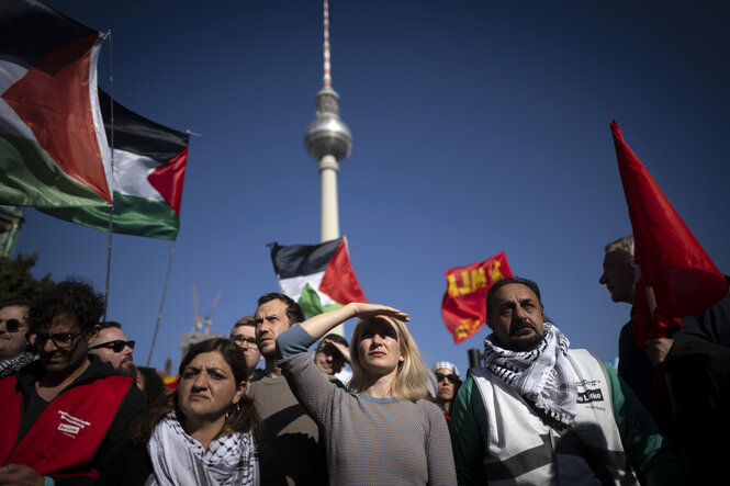 Demonstrierende in Berlin, im Hintergrund ist der Fernsehturm zu sehen