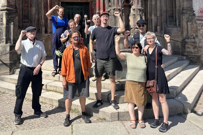 M. Ceri (2. vorne rechts) mit Unterstützung vor dem Amtsgericht Wedding .
