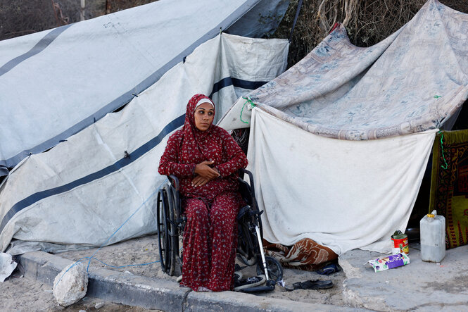 Eine Frau vor einem Zelt