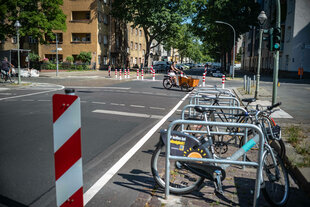 Ein Lastenrad auf einer abgepollerten Straße