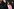 Gisele Pelicot mit rotem Bob, rosa Jacke und geschlossenen Augen Gisele Pelicot mit rotem Bob, rosa Jacke und geschlossenen Augen