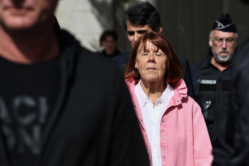 Gisele Pelicot mit rotem Bob, rosa Jacke und geschlossenen Augen
