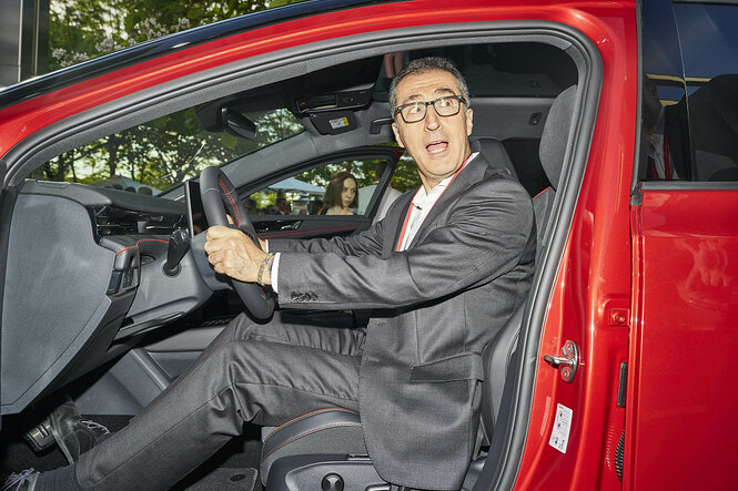 Cem Özdemir sitzt in einem roten Auto