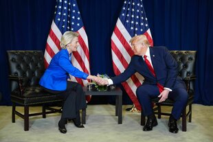 Ursula von der Leyen gibt Donald Trump die Hand