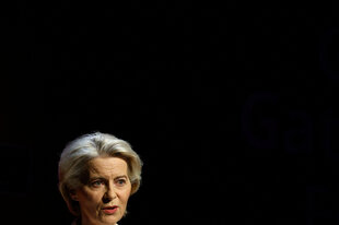 Ursula von der Leyen, Portrait vor schwarzem Hintergrund
