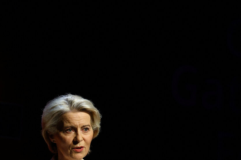 Ursula von der Leyen, Portrait vor schwarzem Hintergrund