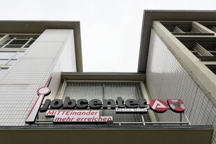 Fassade des Jobcenters in Berlin Mitte