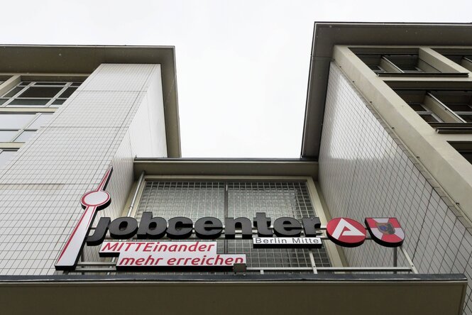 Fassade des Jobcenters in Berlin Mitte