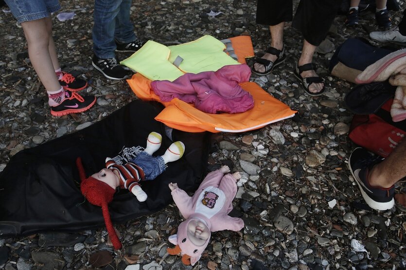 Kinderspielzeug liegt auf dem Boden