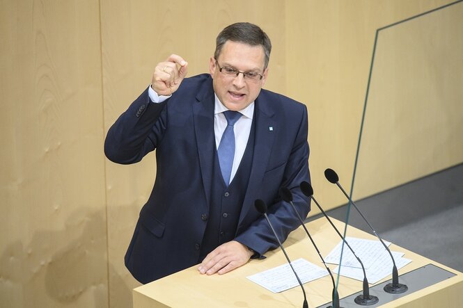 August Wöginger spricht im Parlament