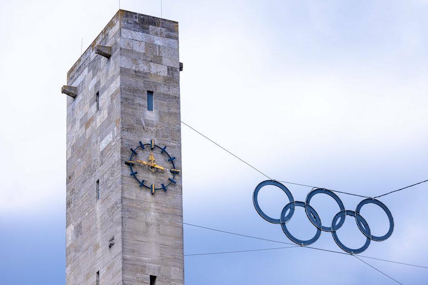 Das Foto zeigt die fünf Olympischen Ringe am Osttor des Berliner Olympiastadions.