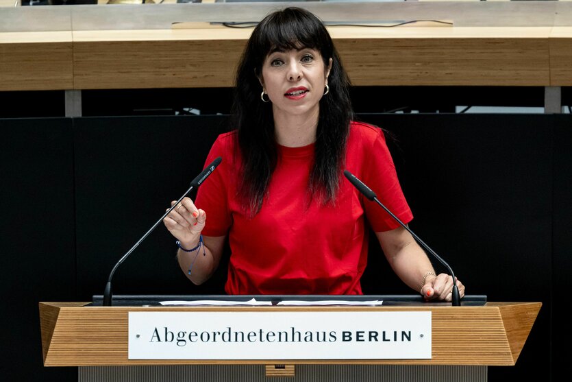 Elif Eralp am Rednerpult im Abgeordnetenhaus