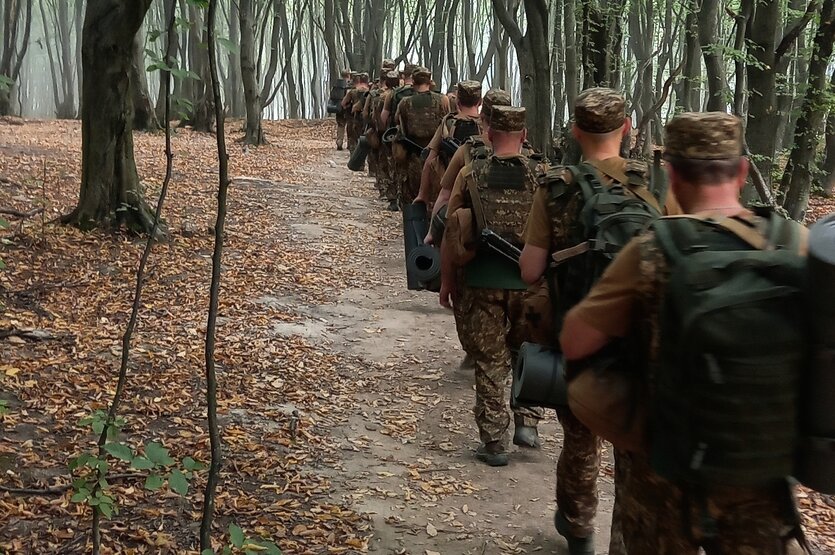 Soldaten marschieren durch einen Wald