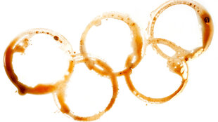 Olympische Ringe aus Kaffeetassenabdrücken.