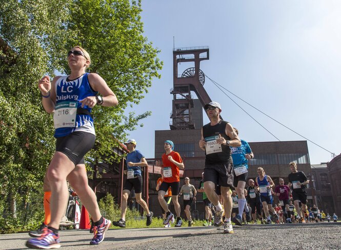 Marathonrennen vor einem Förderturm