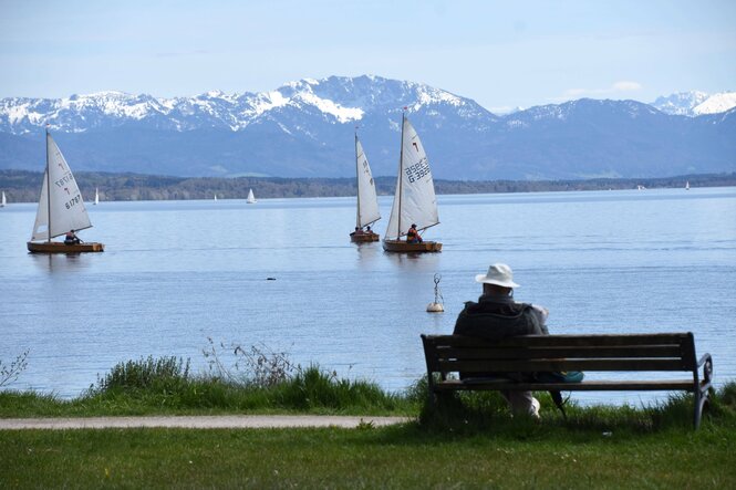 Blick auf Segelkboote auf dem Starnberger See
