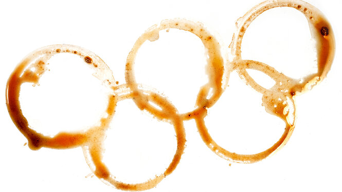 Olympische Ringe aus Kaffeetassenabdrücken.