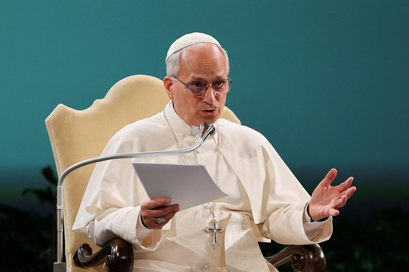 Der Papst sitzt auf einem Stuhl und spricht