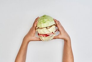 Ein Burger mit Kohl und Gemüse