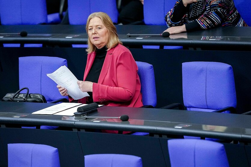 Bärbel Bas sitzt auf ihrem Platz im Deutschen Bundestag