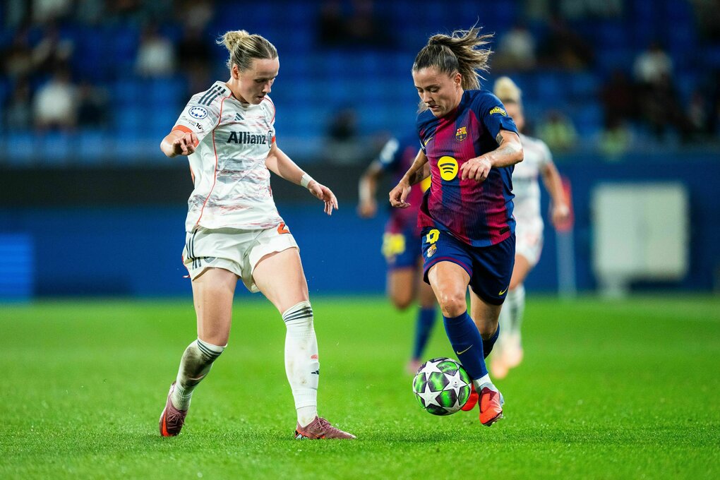 Spielerin von Barcelona zieht mit Ball an einer Spielerin des FC Bayern vorbei