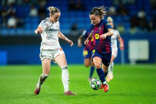 Spielerin von Barcelona zieht mit Ball an einer Spielerin des FC Bayern vorbei