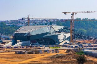 Ein im Bau befindliches Stadion mit Kränen