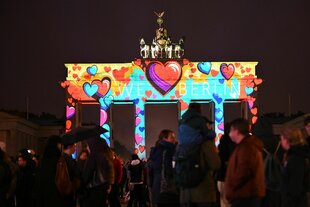 Das Brandenburger Tor mit einer Lichtinstallation