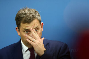Lars Klingbeil reibt sich die Nase