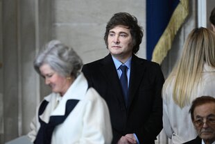 Xavier Milei schaut nachdenklich, um ihn herum sind weiter Menschen