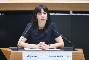 Elif Eralp am RednerInnenpult des Berliner Abgeordnetenhauses