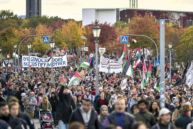 Demonstranten der "United4Gaza"-Kundgebung ziehen durch das Regierungsviertel