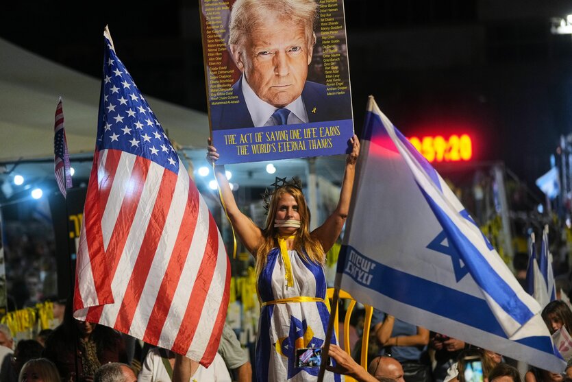 Demonstration mit US- und israelischer Fahne, Plakat mit Trump