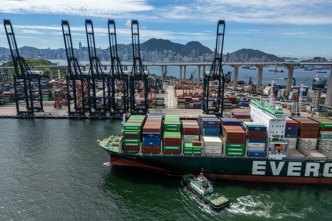 Ein Evergreen-Containerschiff läuft in den Hafen von Hong Kong ein.