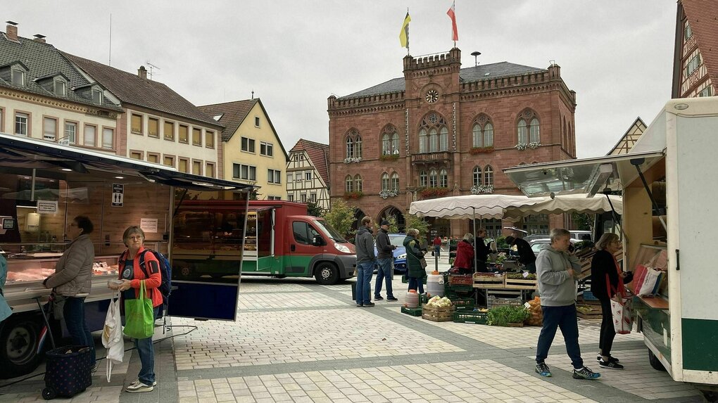 Stadtansicht von Tauberbischofsheim, beschauliches Markttreiben und Blick auf das Rathaus