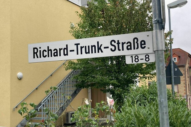 Ein Straßenschild mit dem Namen von Richard Trunk