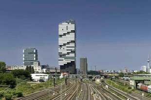 Blick auf den Edge East Side Tower an der Warschauer Brücke in Berlin-Friedrichshain, im Vordergrund die Bahngleise