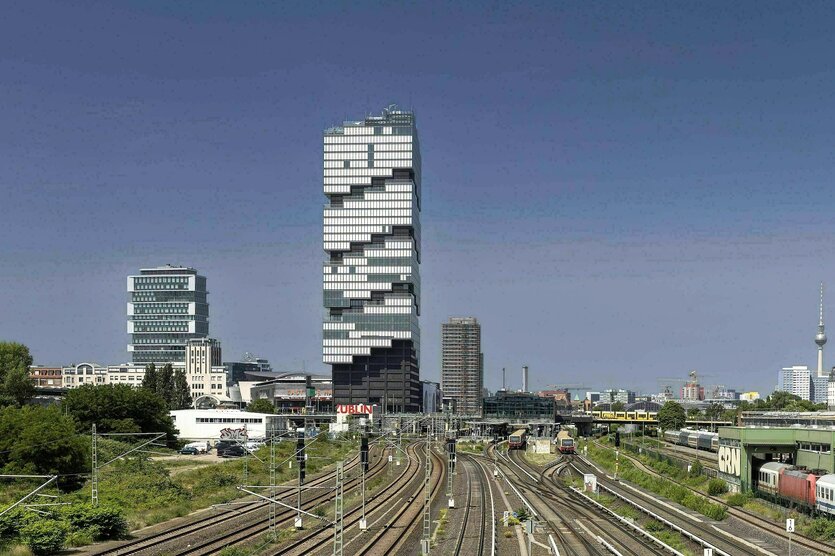 Blick auf den Edge East Side Tower an der Warschauer Brücke in Berlin-Friedrichshain, im Vordergrund die Bahngleise